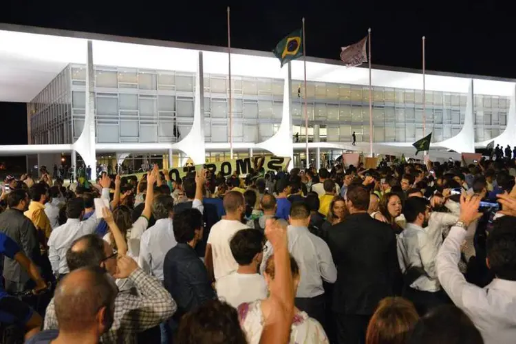 
	Manifesta&ccedil;&atilde;o em Bras&iacute;lia em 16/03/2016 contra nomea&ccedil;&atilde;o de Lula para a Casa Civil: PM estima que n&uacute;mero de manifestantes chegue a 2 mil.
 (Agência Brasil/Wilson Dias)