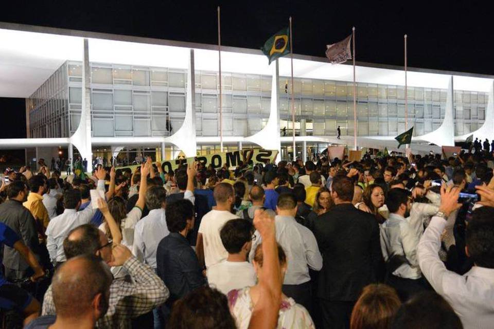 Protesto em frente ao Planalto contra Lula já reúne 2 mil