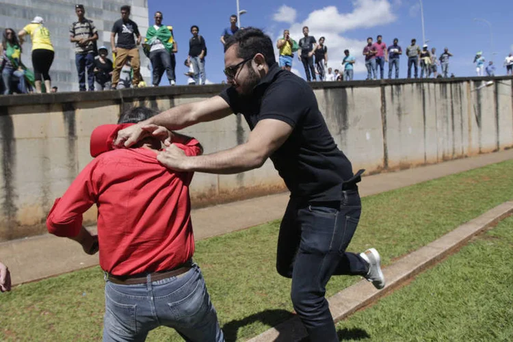 
	Confronto em Bras&iacute;lia: &quot;Houve um princ&iacute;pio de confronto e foi necess&aacute;rio usar spray para separar a briga&quot;, disse um porta-voz da Pol&iacute;cia Militar do Distrito Federal
 (Ricardo Moraes/Reuters)