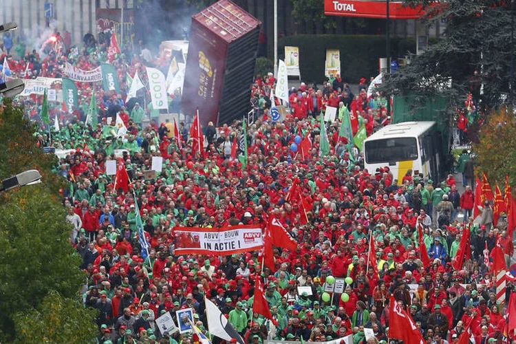 
	Manifesta&ccedil;&atilde;o em Bruxelas em protesto contra cortes do governo: sindicatos afirmaram que &quot;aos empregados e &agrave;s pessoas que recebem benef&iacute;cios sociais s&oacute; restaram migalhas, ap&oacute;s um ano do novo governo&quot;
 (Reuters / Yves Herman)