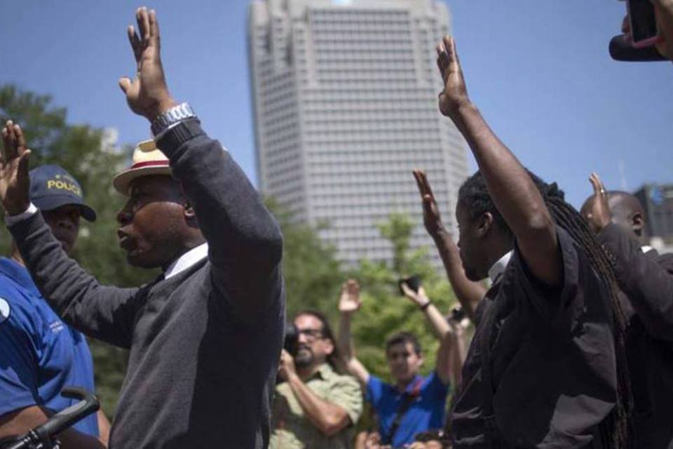 Protestos contra assassinato de adolescente negro recomeçam
