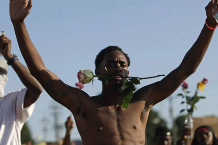 Manifestante durante um protesto pela morte de Michael Brown, em Ferguson (Joshua Lott/Reuters)