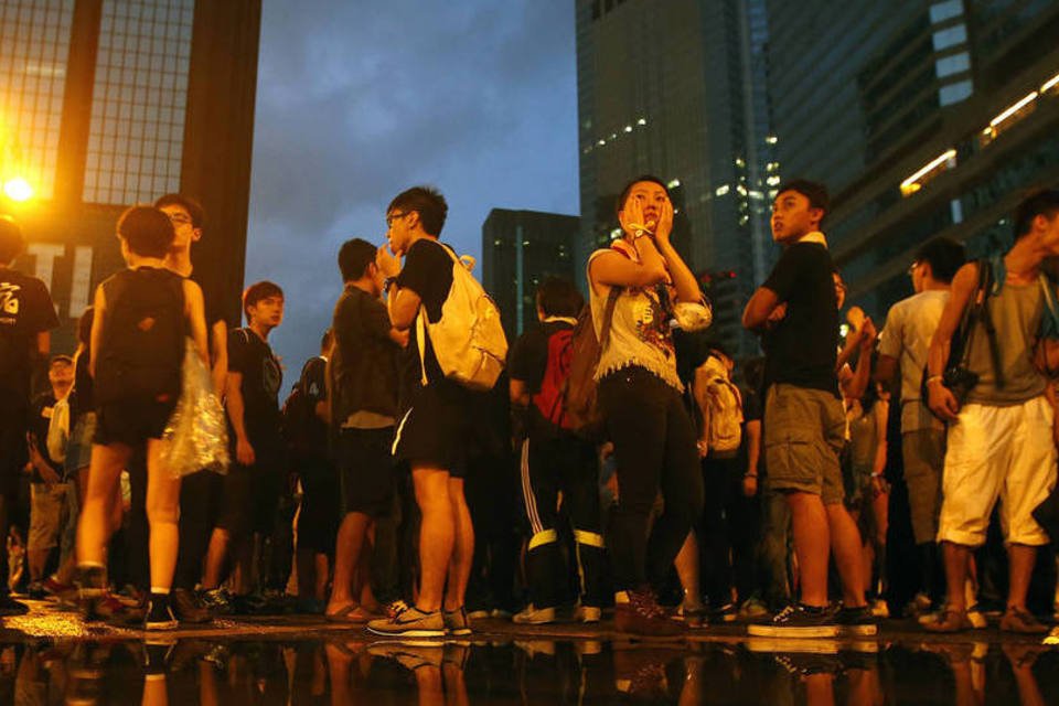 Manifestantes em Hong Kong ocupam ruas mesmo com chuva