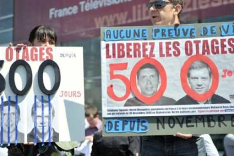 Manifestação em Paris contra o sequestro de Hervé Ghesquière e Stéphane Taponier (Bertrand Langlois/AFP)
