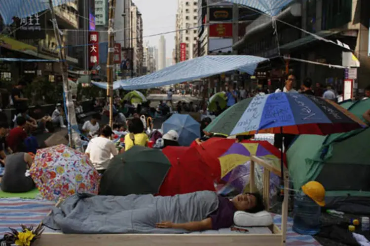 
	Manifestantes bloqueiam rua em Hong Kong
 (Bobby Yip/Reuters)