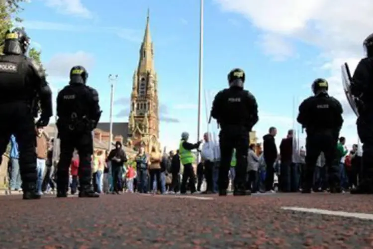 Policiais na Irlanda do Norte: os manifestantes jogaram diversos objetos contra os policiais, incluindo bombas incendiárias
 (Peter Muhly/AFP)