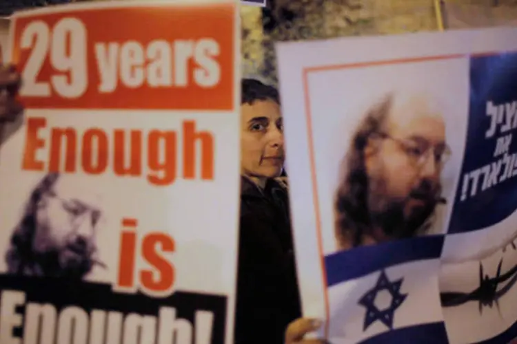Manifestantes israelenses durante protesto pedindo a libertação de Jonathan Pollard, preso nos Estados Unidos (Ammar Awad/Reuters)