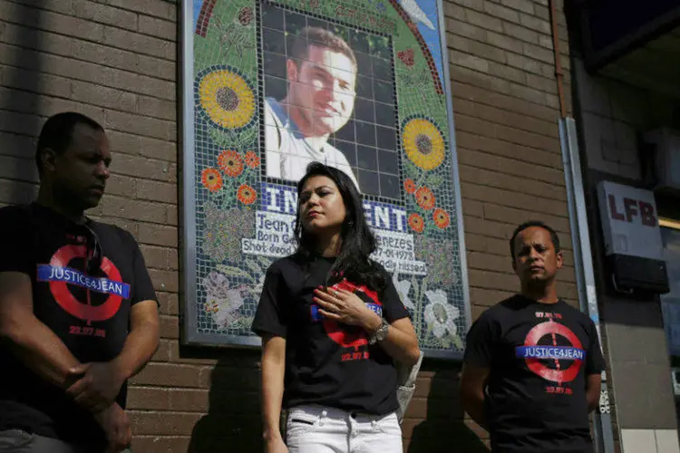 Manifestação pedindo justiça ao caso de Jean Charles de Menezes, morto pela polícia britânica em 2005 (Suzanne Plunkett/Reuters)
