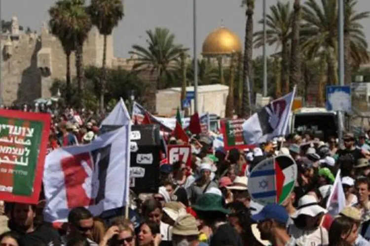 Exibindo bandeiras palestinas, os manifestantes desfilaram da entrada de Jafa ao bairro árabe de Sheikh Jarrah, cenário de manifestações contra a expulsão de famílias palestinas
 (Ahmad Gharabli/AFP)