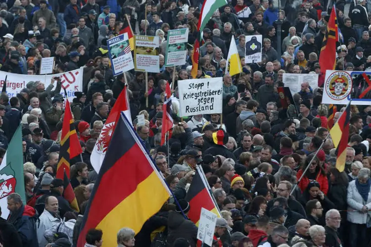 
	Manifesta&ccedil;&atilde;o na Alemanha contra pol&iacute;tica de asilo para refugiados: &quot;Merkel deve sair&quot;, &quot;traidora do povo&quot;, bradavam os manifestantes
 (Reuters / Fabrizio Bensch)