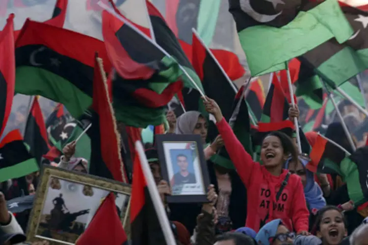 Líbios celebram o terceiro aniversário da revolução que derrubou Muammar Kadafi na Praça da Liberdade, em Benghazi  (Esam Omran Al-Fetori/Reuters)
