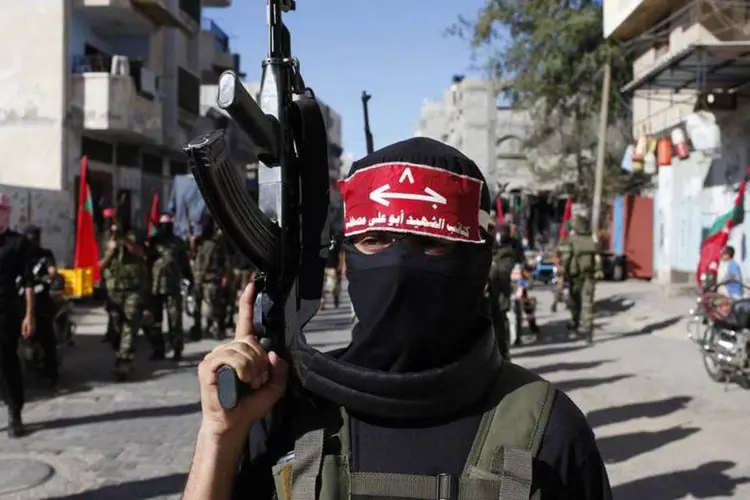 Militante palestino da Frente Popular para a Libertação da Palestina durante um parada militar em Khan Younis, ao sul da faixa de Gaza (Ibraheem Abu Mustafa/Reuters)