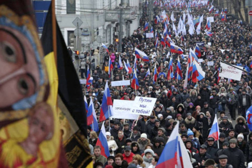 Milhares apoiam em Moscou reunificação com a Crimeia