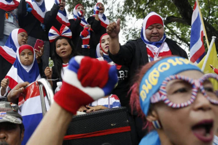 
	Protesto na Tail&acirc;ndia: pequeno grupo de homens armados com pistolas e granadas atacou manifestantes
 (Damir Sagolj/Reuters)