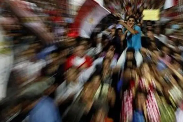 Egípcios cantam slogans contra o governo militar na praça Tahrir, no Cairo (Mohamed Abd El-Ghany/Reuters)