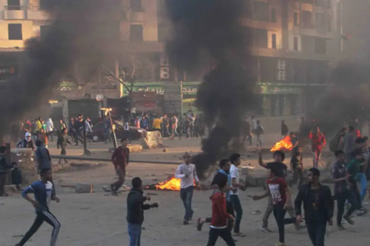 Manifestantes correm durante confronto com a polícia no bairro de Ain Shams, no leste de Cairo, Egito (Al Youm Al Saabi Newspaper/Reuters)