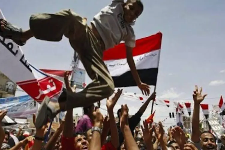 Manifestação em Sanaa, no Iêmen, após partida do presidente para Arábia Saudita (AFP)
