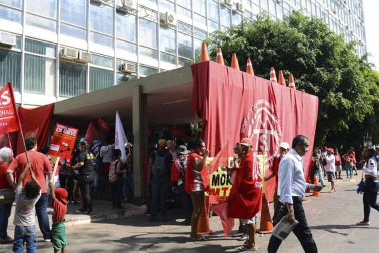 
	Manifesta&ccedil;&atilde;o no Minist&eacute;rio da Fazenda: &quot;Queremos que o governo vire a metralhadora para o outro lado. E que o ministro Joaquim Levy vire a tesoura para outro lado. N&atilde;o aceitamos esse tipo de pol&iacute;tica&rdquo;
 (Agência Brasil / Elza Fiuza)