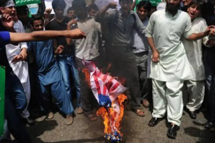 
	Manifestantes paquistaneses queimam bandeira dos Estados Unidos em Karachi: mais de 30 pessoas morreram nos &uacute;ltimos 10 dias nos pa&iacute;ses isl&acirc;micos
 (Asif Hassan/AFP)