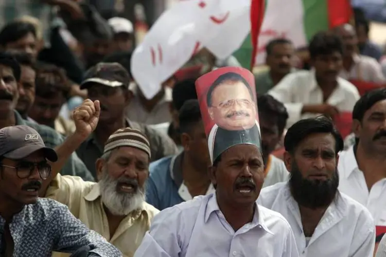 Apoiadores do partido MQM em Karachi: Altaf Hussain, lider do partido, foi preso em Londres (Akhtar Soomro/Reuters)