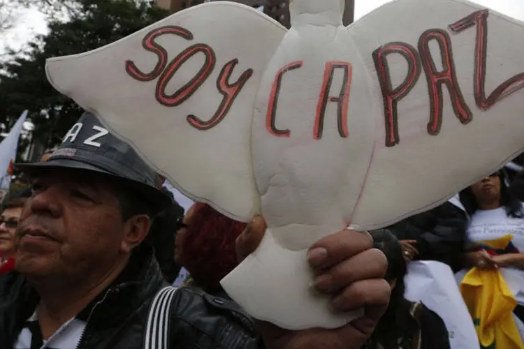 
	Manifestante durante protesto a favor das negocia&ccedil;&otilde;es de paz entre o governo e as Farc, em Bogot&aacute;: Sequestro provocou a suspens&atilde;o dos di&aacute;logos
 (John Vizcaino/Reuters)