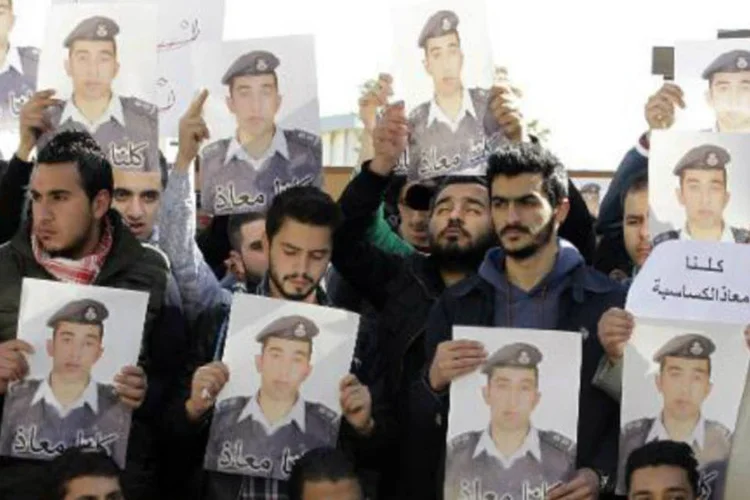 
	Manifestantes seguram fotos do piloto jordaniano que foi executado pelo Estado Isl&acirc;mico
 (Khalil Mazraawi/AFP)