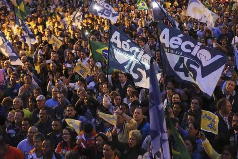 Mobilização pró-Aécio em SP reúne cerca de mil pessoas