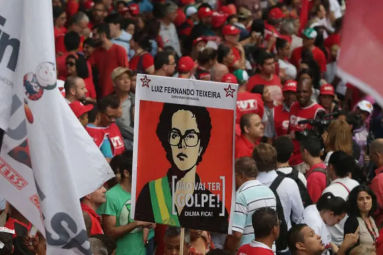 
	Protesto: segundo a senadora, os panfletos pregam o fim de benef&iacute;cios sociais caso a presidente Dilma Rousseff seja afastada
 (Paulo Pinto/ CUT)