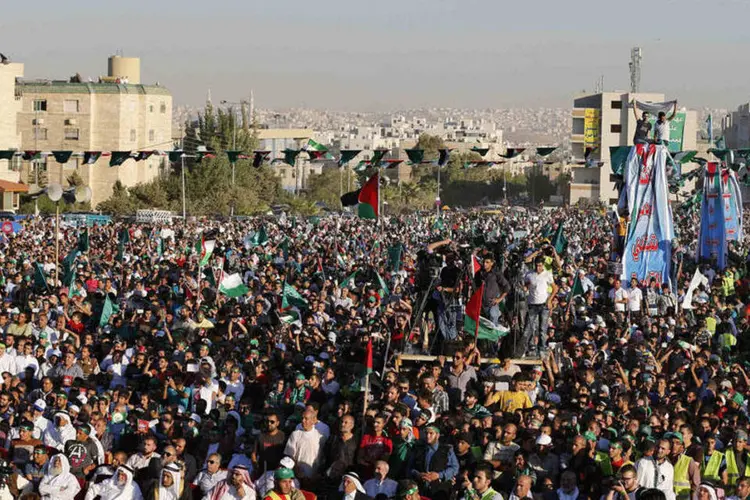 Apoiadores da Irmandade Muçulmana fazem manifestação pró-Hamas na Jordânia nesta sexta-feira (Muhammad Hamed/Reuters)