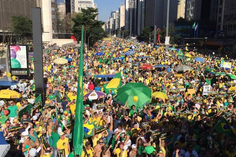 Manifestantes pró-impeachment acompanham votação na Paulista