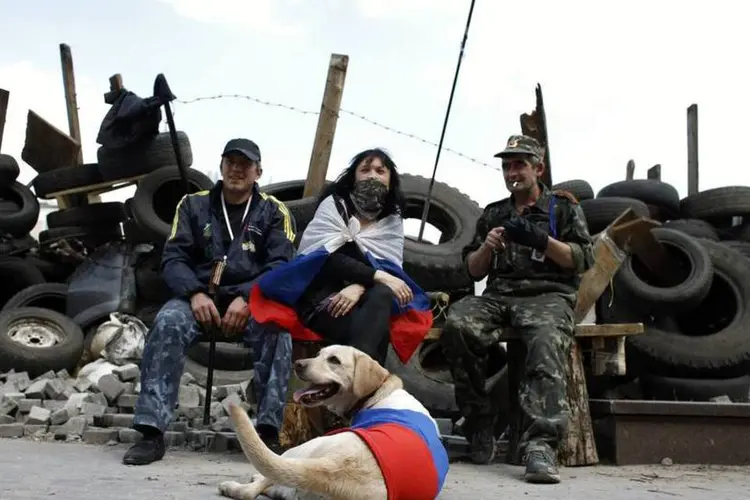 Manifestantes pró-Russia montam uma barricada em frente a um prédio governamental em Donetsk, no leste da Ucrânia (Marko Djurica/Reuters)