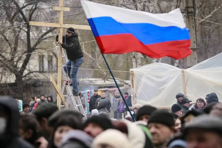 Manifestação pró-Russia em frente ao escritório do serviço de segurança do estado de SBU, em Luhansk, no leste da Ucrânia (Shamil Zhumatov/Reuters)