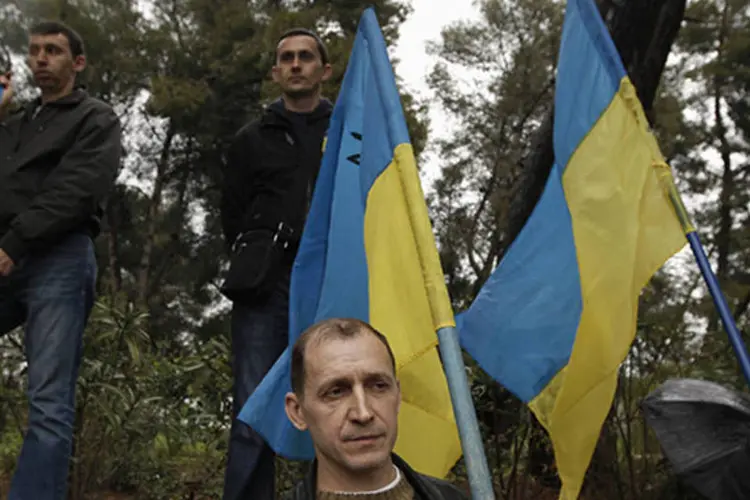 
	Manifestantes pr&oacute;-Ucr&acirc;nia durante protesto:&nbsp;&quot;por enquanto &eacute; inconveniente romper rela&ccedil;&otilde;es econ&ocirc;micas com a R&uacute;ssia&quot;, disse vice-primeiro-ministro ucraniano
 (Alkis Konstantinidis/Reuters)