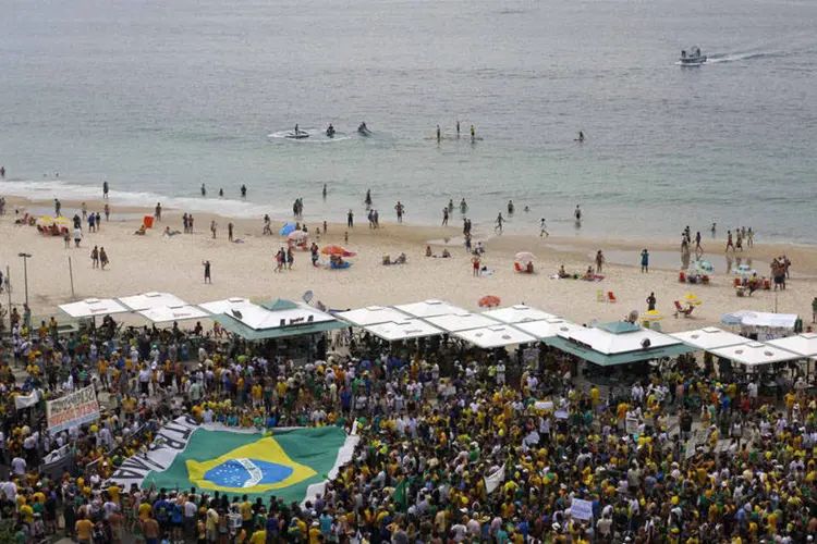 
	Protesto contra o governo no Rio de Janeiro: Jornais estrangeiros repercutem manifesta&ccedil;&otilde;es deste domingo
 (REUTERS/Ricardo Moraes)