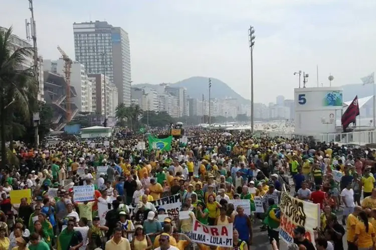 
	Participantes de protesto contra a presidente Dilma Rousseff em Copacabana: grupo atende chamado do deputado Jair Bolsonaro (PP-RJ)
 (Movimento Brasil Livre/Facebook)