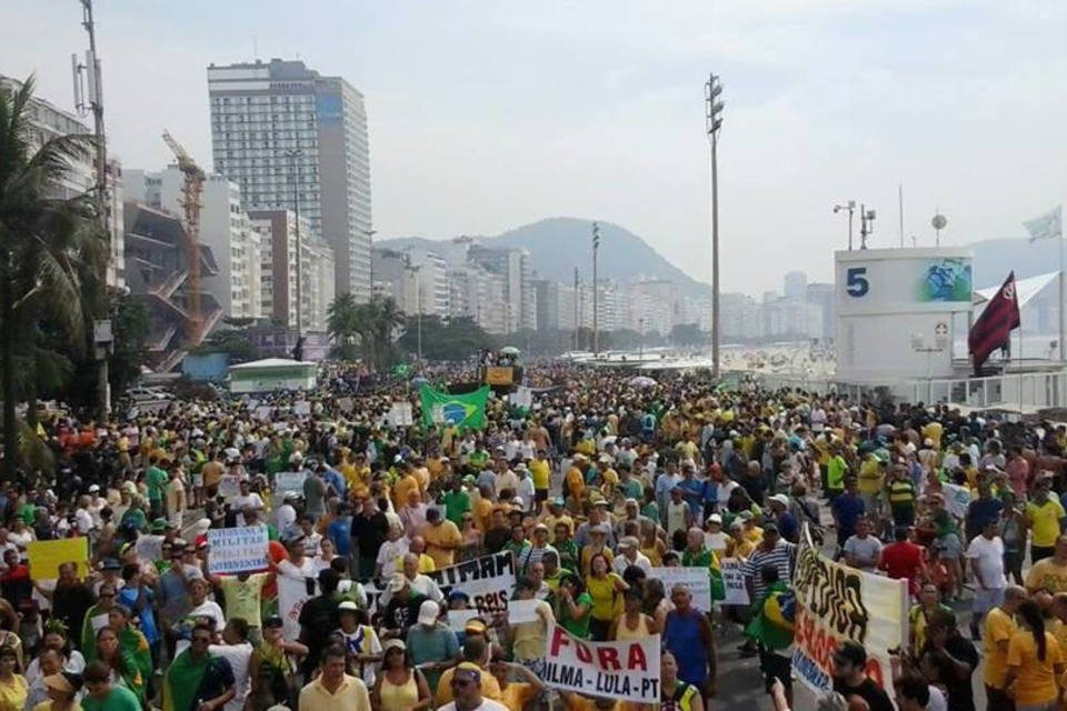 Cerca de 50 pessoas realizam passeata contra Dilma no Leblon