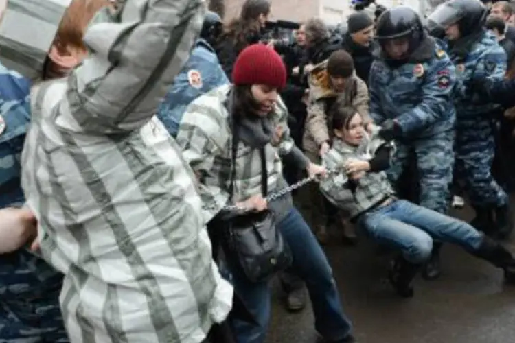 Polícia prende manifestantes em frente a tribunal russo: diante do tribunal, mais de 200 pessoas foram detidas por "tentativa de perturbar a ordem pública" (Vasily Maximov/AFP)