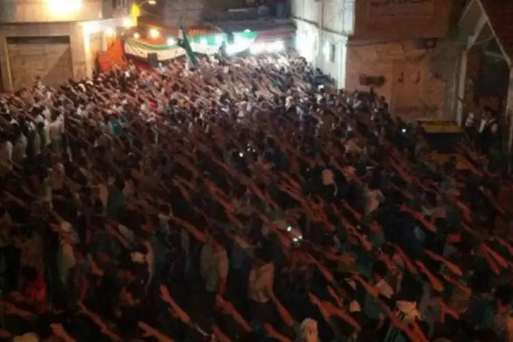 Manifestantes protestam em Damasco durante a noite em imagem da opositora Shaam News Network
 (AFP)