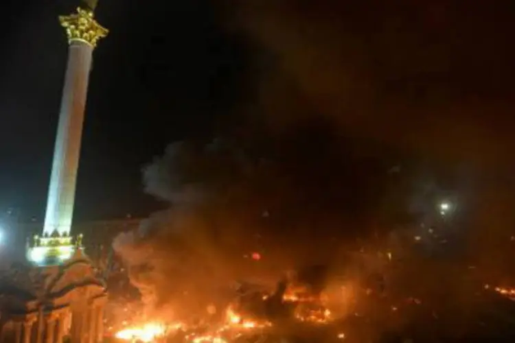 
	Manifestantes e pol&iacute;cia se enfrentam na pra&ccedil;a da Independ&ecirc;ncia, em Kiev: balan&ccedil;o mais recente registra 26 mortes desde a explos&atilde;o da viol&ecirc;ncia na ter&ccedil;a
 (Sergei Supinsky/AFP)