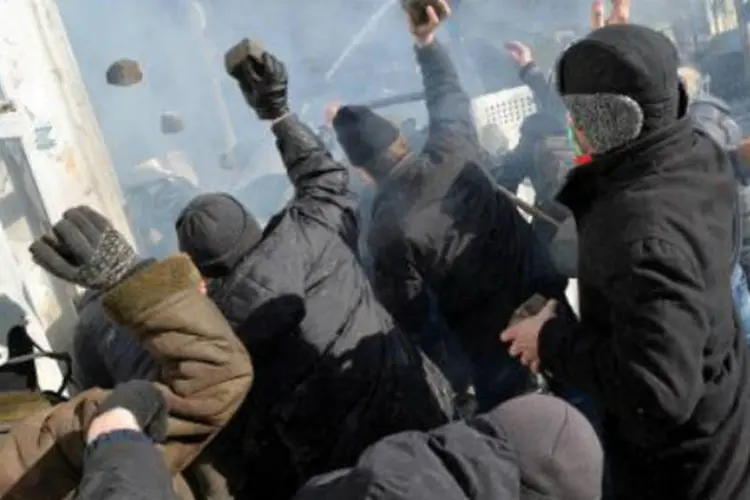 Manifestantes enfrentam a polícia na Ucrânia: "ao menos três pessoas morreram. Todas atingidas por balas", declarou chefe do serviço médico da oposição (Sergei Supinsky/AFP)