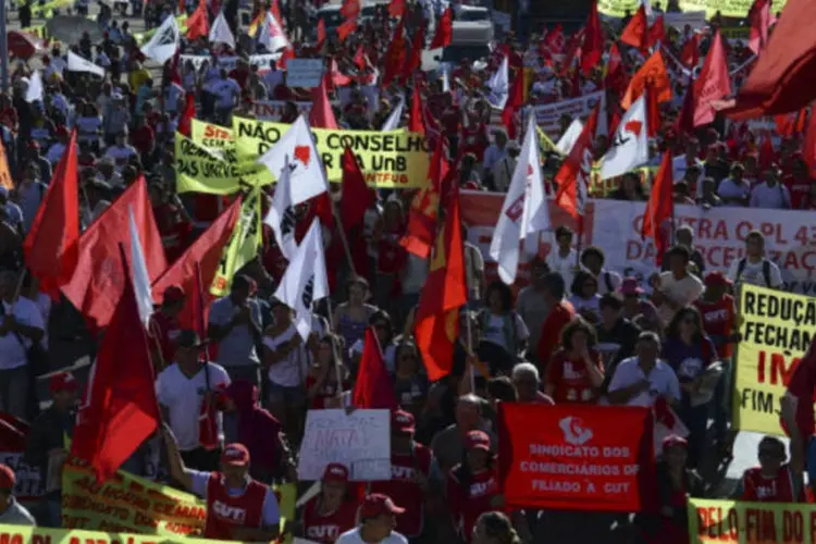 Manifestantes que participam do Dia Nacional de Luta, convocado pelas centrais sindicais, protestaram em frente ao Congresso Nacional (Fabio Rodrigues Pozzebom/ABr)