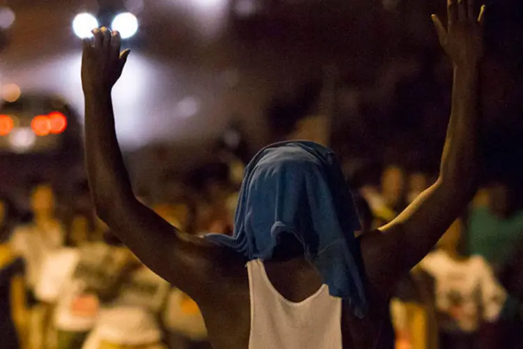 Manifestantes protestam em Ferguson após a morte de um jovem negro pela polícia (REUTERS/Adrees Latif)