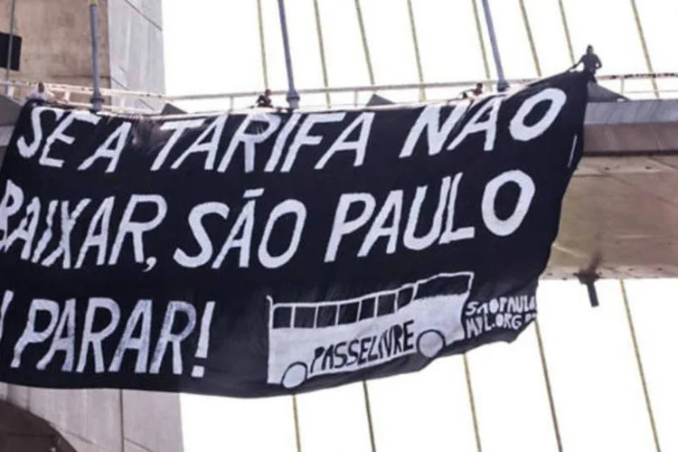 Abriu-se um clarão na multidão e alguns manifestantes atacaram pedras contra a Polícia Militar (PM) (Divulgação/MPL-SP)
