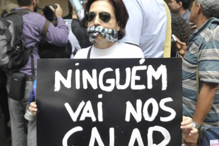 Manifestantes fazem um protesto em frente ao Fórum do Rio, no centro da cidade (Tomaz da Silva/Agência Brasil)