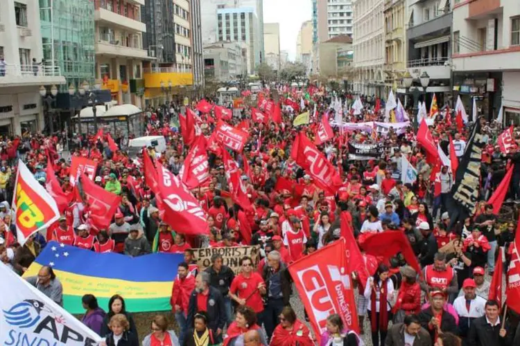 
	Curitiba: manifestantes ligados &agrave; Central &Uacute;nica dos Trabalhadores e outras entidades reuniram-se no centro da cidade para um ato em defesa do governo federal.
 (Reprodução/Facebook CUT Paraná)