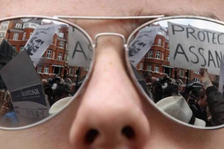 Manifestações pró-Assange ocorrem na frente da embaixada do Equador em Londres (Oli Scarff/Getty Images)