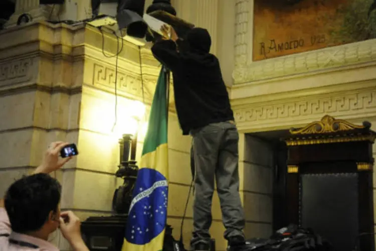 Manifestantes ocuparam o plenário da Câmara de Vereadores do Rio de Janeiro, nesta sexta-feira (Tânia Rêgo/ABr)