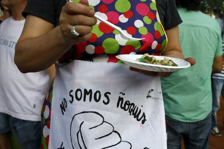 Manifestante come nhoque durante protesto na Argentina (Enrique Marcarian/Reuters)