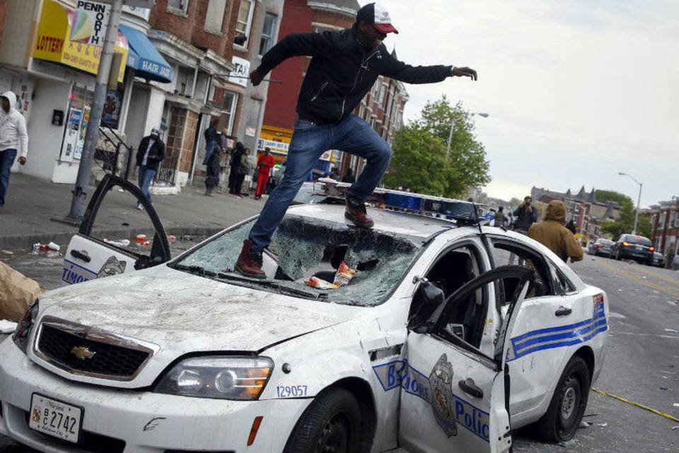 Baltimore declara toque de recolher e chama Guarda Nacional