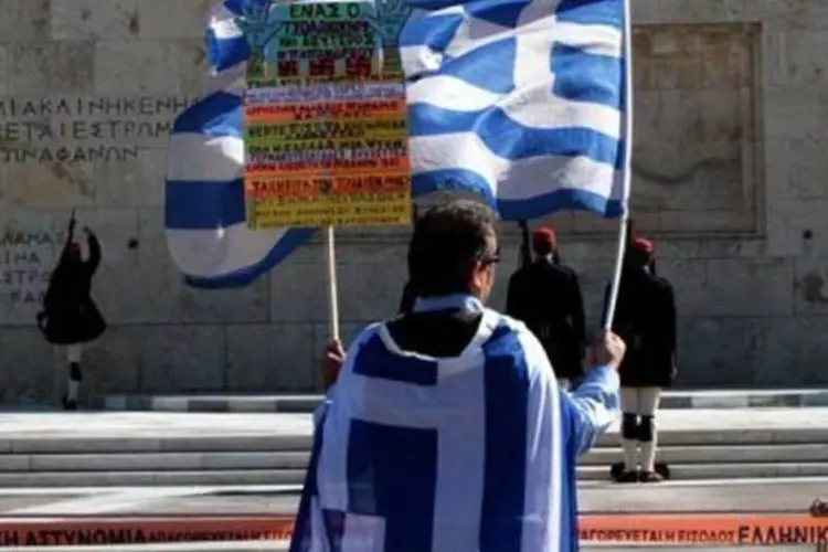 
	Os trabalhadores gregos fizeram v&aacute;rias greves desde 2010. quando o pa&iacute;s acertou com a Uni&atilde;o Europeia e o Fundo Monet&aacute;rio Internacional o primeiro pacote de ajuda &agrave; sua economia
